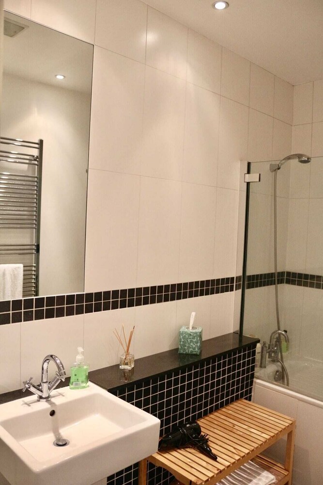 Pleasant, Intimate Flat With Backyard in Battersea