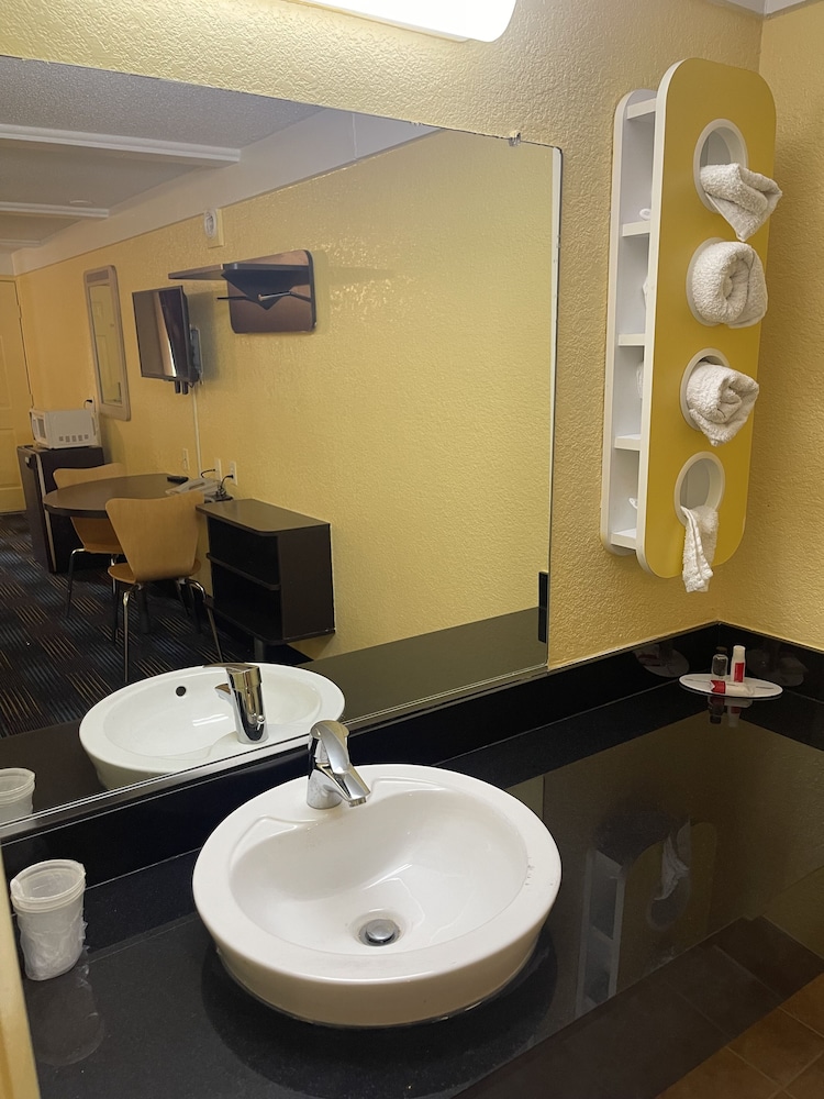 Travelodge by Wyndham Benton Harbor MI