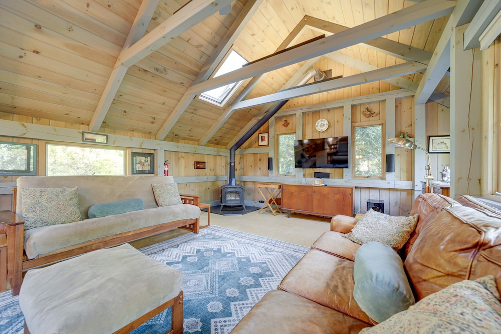 Penrose Vacation Rental w/ Deck & Hot Tub