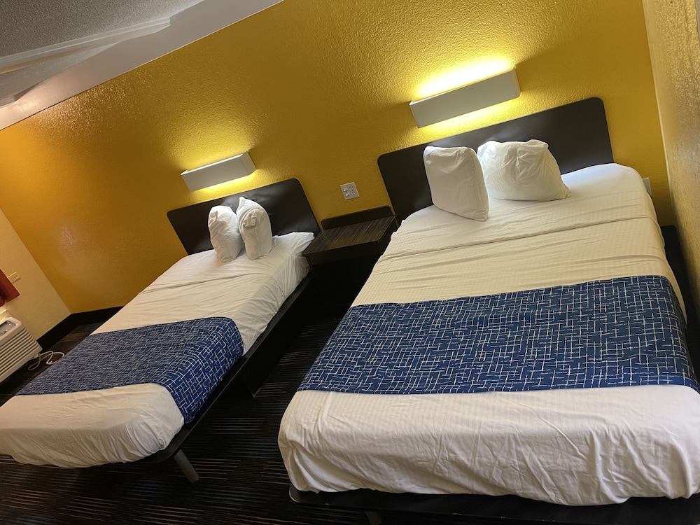Travelodge by Wyndham Benton Harbor MI