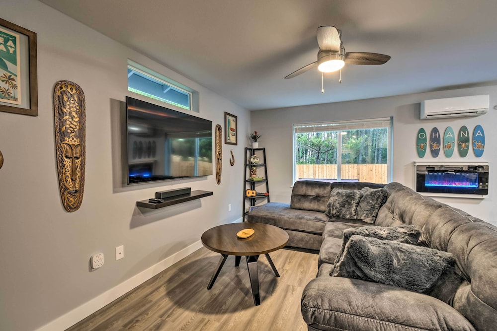 Chic Westport Getaway w/ Hot Tub & Fireplace!