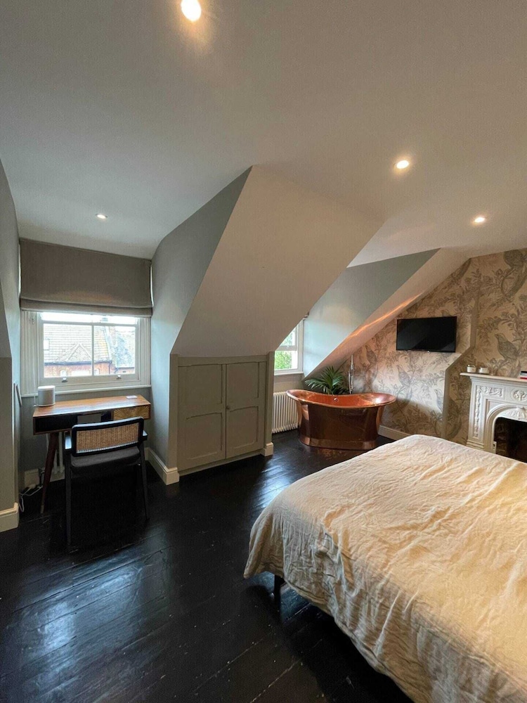 Gorgeous 1BD Flat With Steam Room - South Woodford