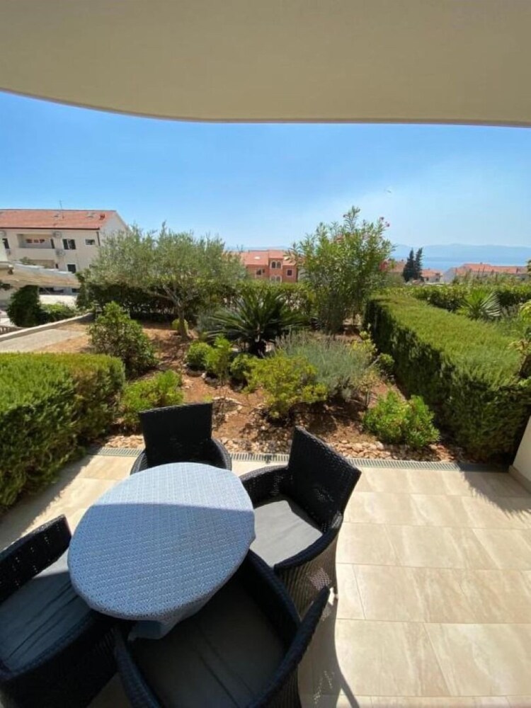 Ivy - Modern With Terrace - A1 Tulipan