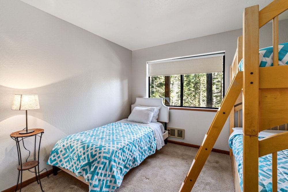 Trilevel Dog Friendly Mountain Home - Vh 142 4 Bedroom Home by Redawning view 2