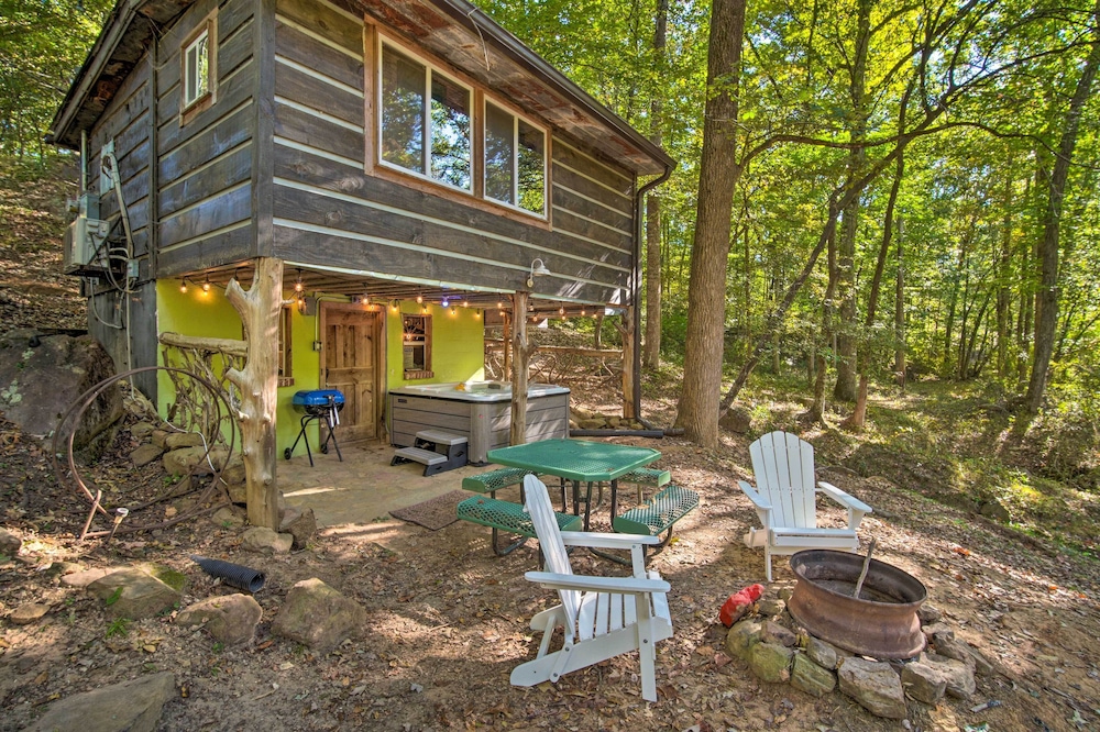 'the Treehouse Cabin' Creekside Home w/ Hot Tub!