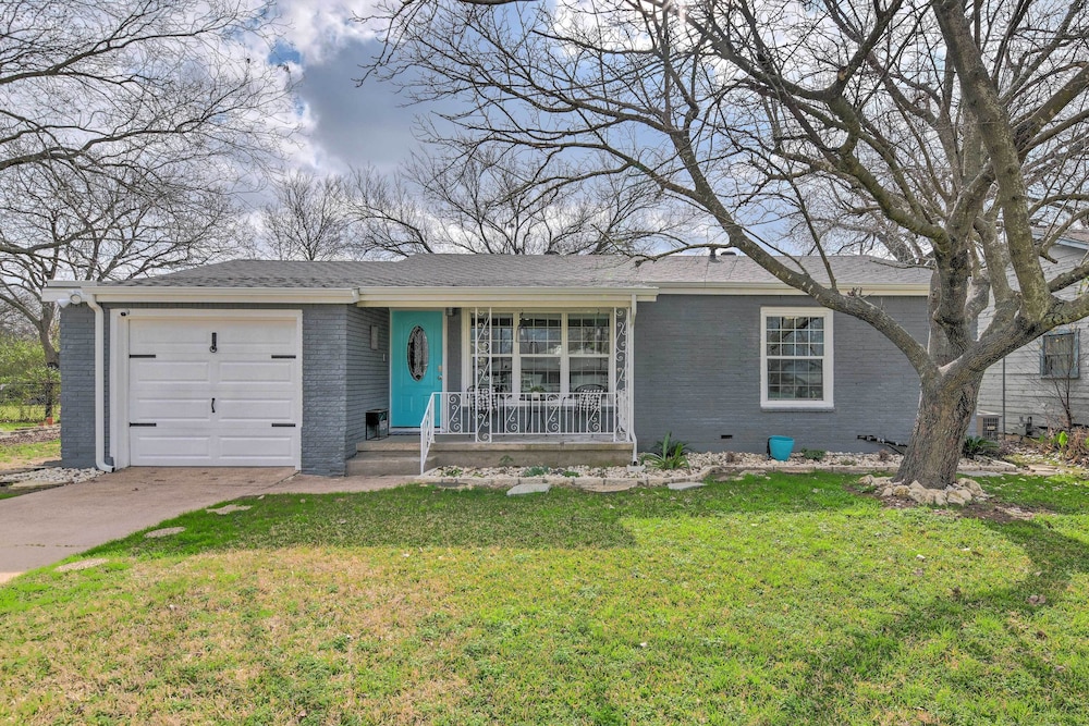 Cozy Home w/ Fire Pit: 3 Mi to Lake Whitney!