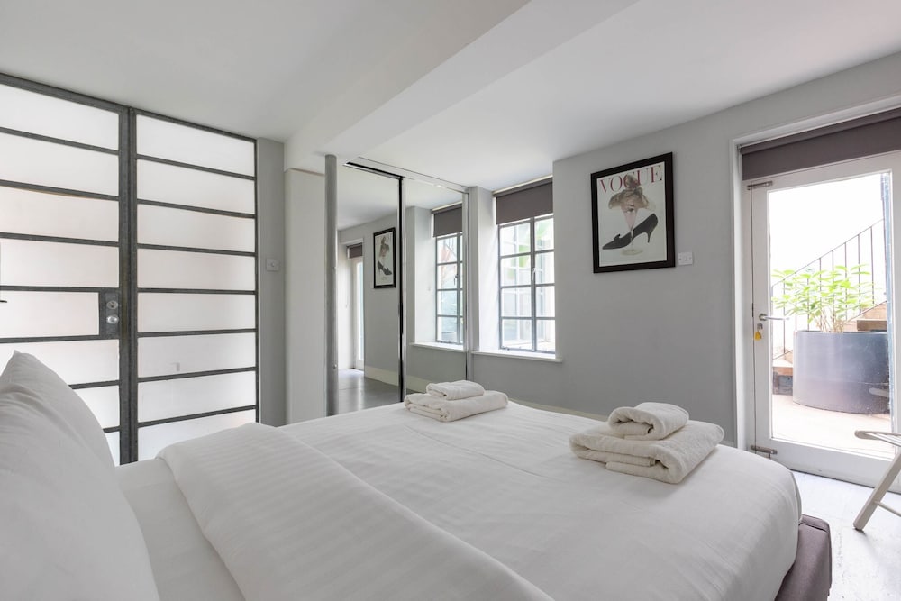 Stylish 2 Bedroom Converted Victorian Storefront — London