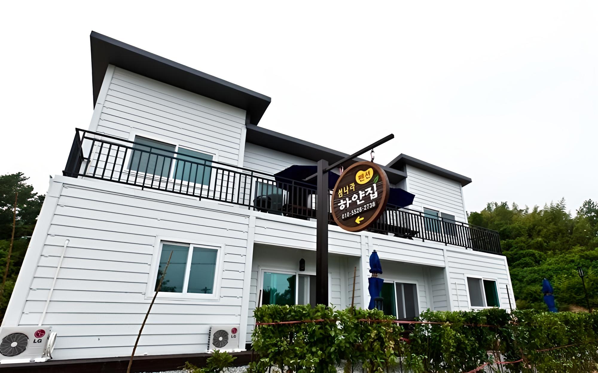Namhae Seomnara Hayanjip Pension