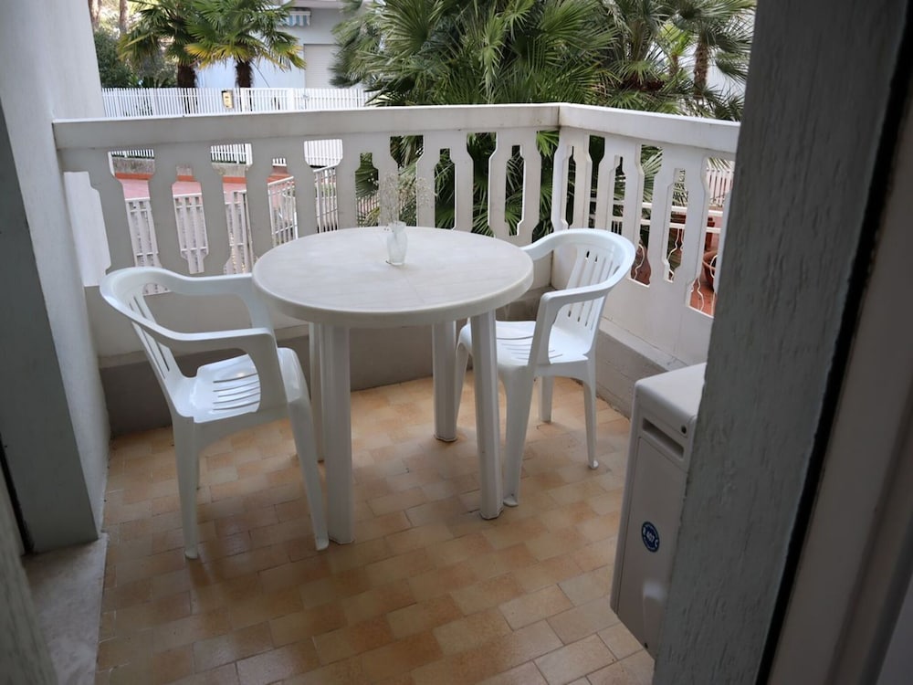 Flat for 4 People With Terrace in Residence With Shared Swimming Pool