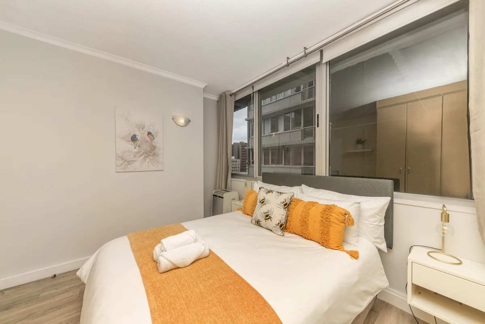Spacious and Stylish 2BD APT in Gardens