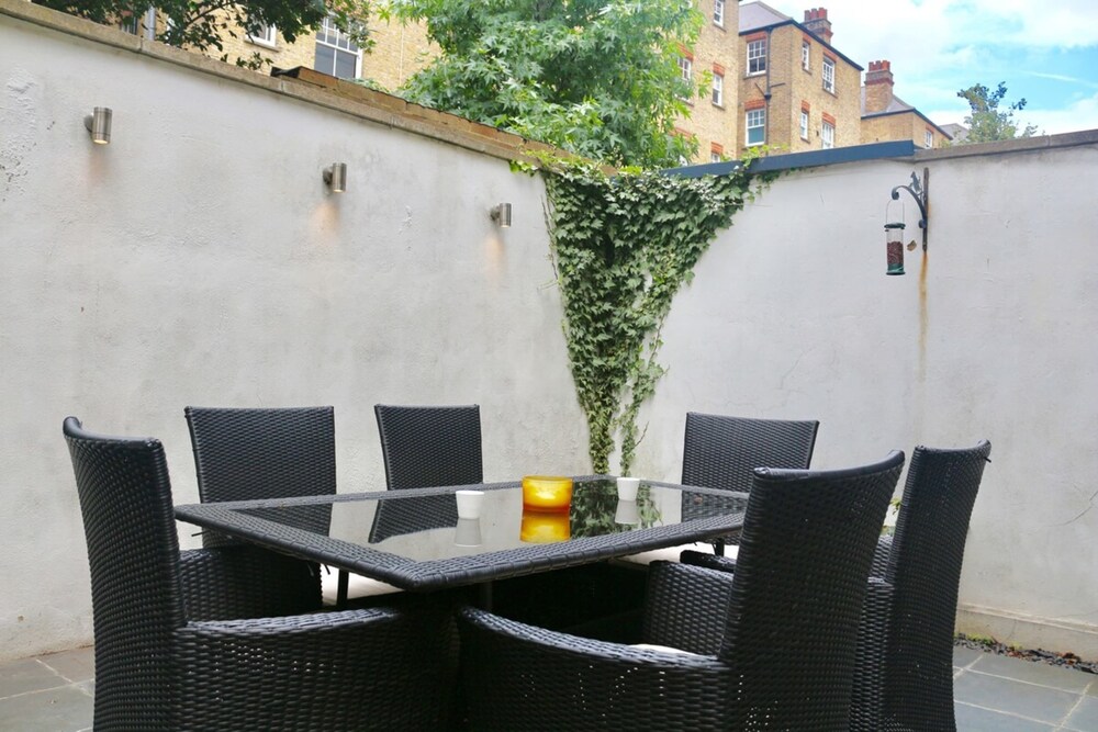 Pleasant, Intimate Flat With Backyard in Battersea