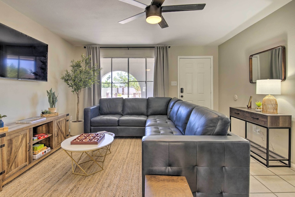 Pet-friendly Peoria Home: Patio, Grill & Foosball!