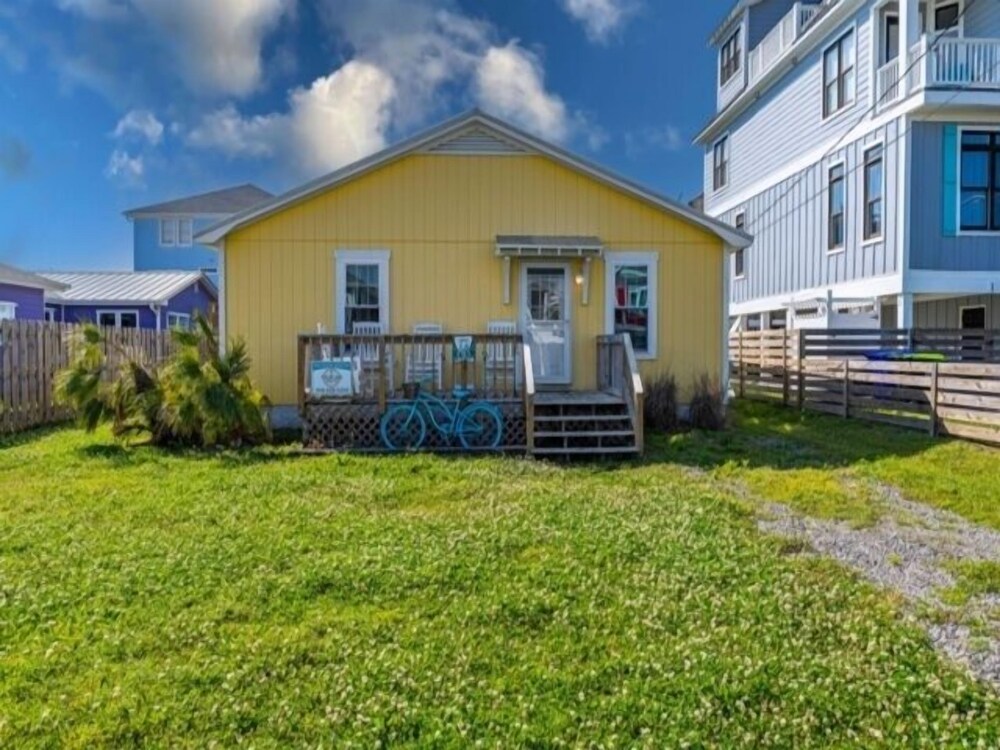 Neato Bonito - A Truly Private Beach Cottage - Only 4 Blocks To The Beach - Park Your Boat Trailer On Site! 2 Bedroom Home by Redawning