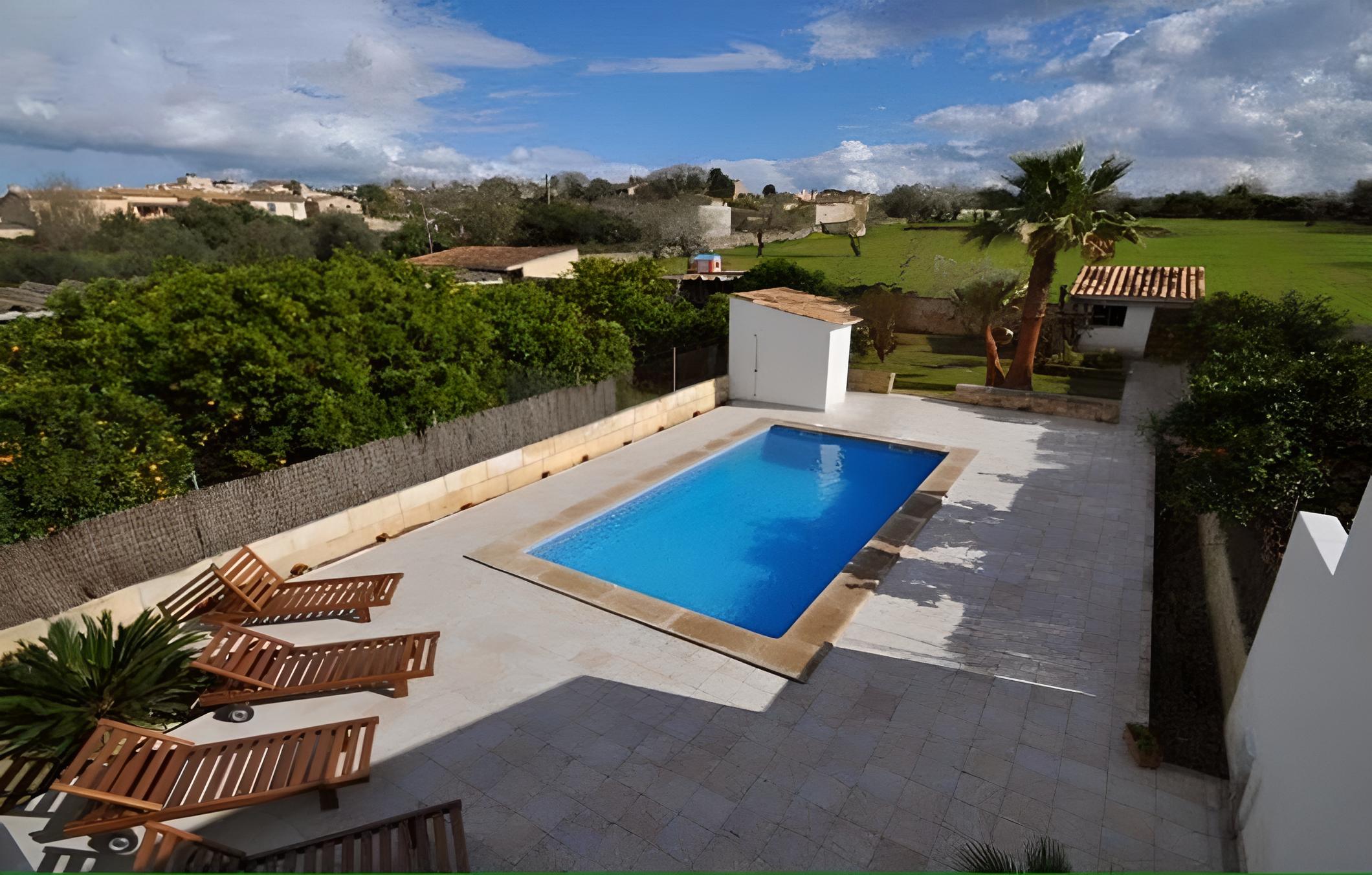 Llubi Pool and Views
