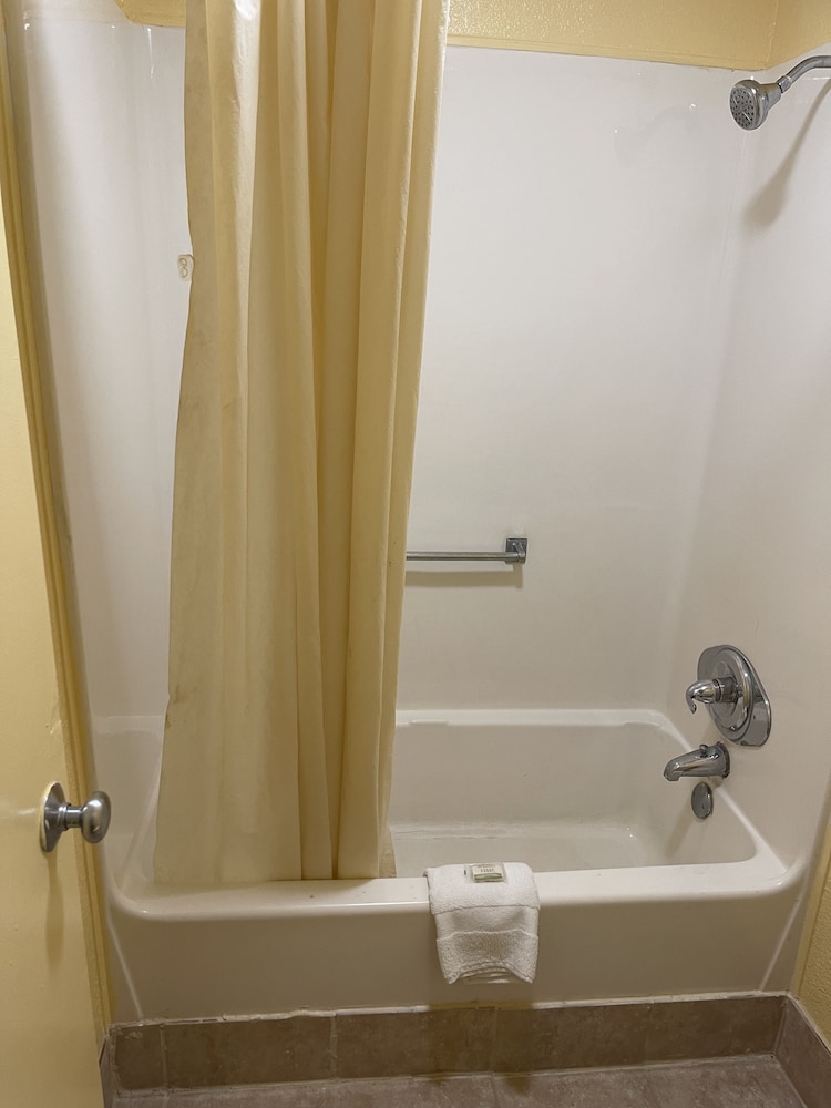 Travelodge by Wyndham Benton Harbor MI