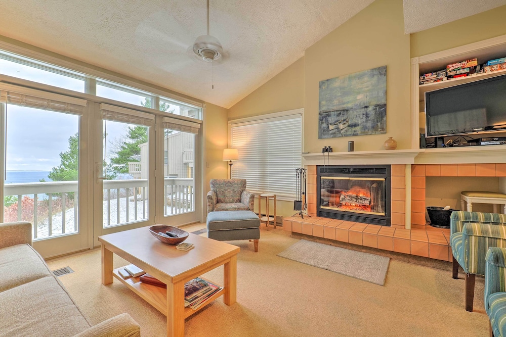 Glen Arbor Condo w/ Balcony & Ski/beach Access!