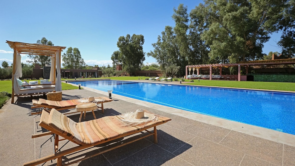Superb Estate Private Pool, Tennis Court, Sauna, Hammam - by Feelluxuryhlidays