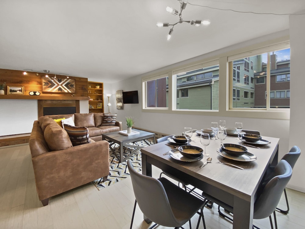 Ski Hill 40 2 Bedroom Condo by RedAwning