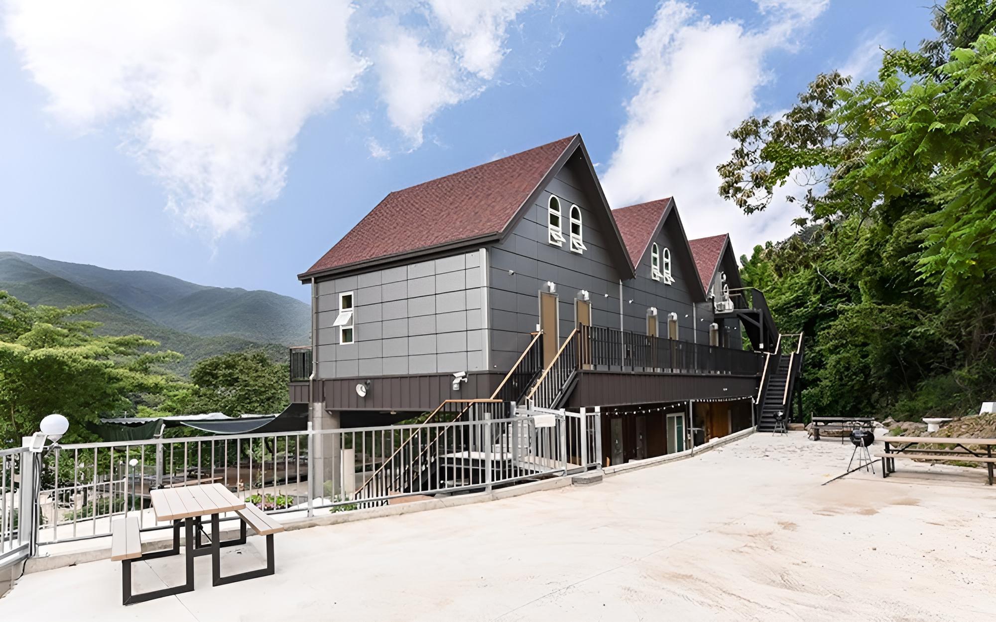 Gwangyang Banwolsanjang Pension