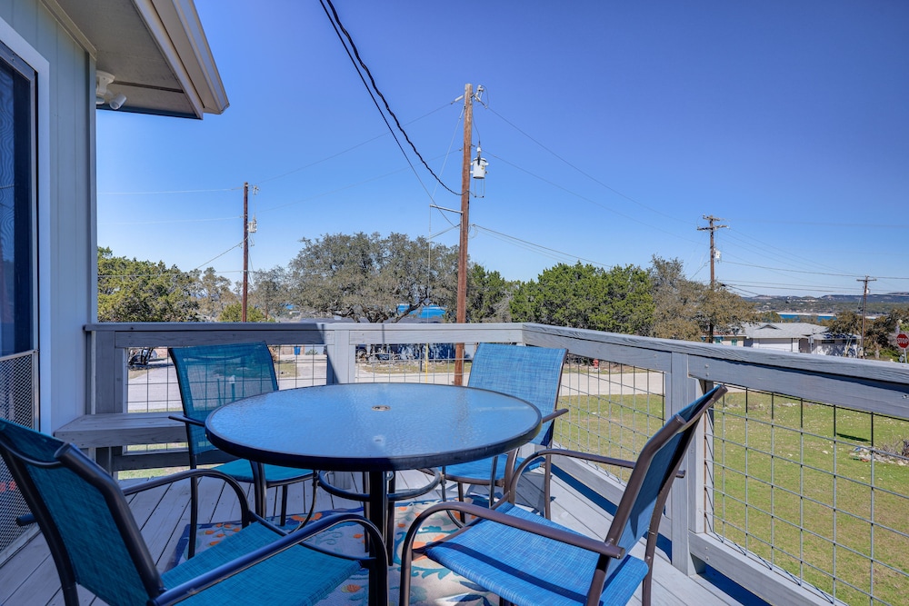 Home w/ Sunroom & Fire Pit - Near Canyon Lake!