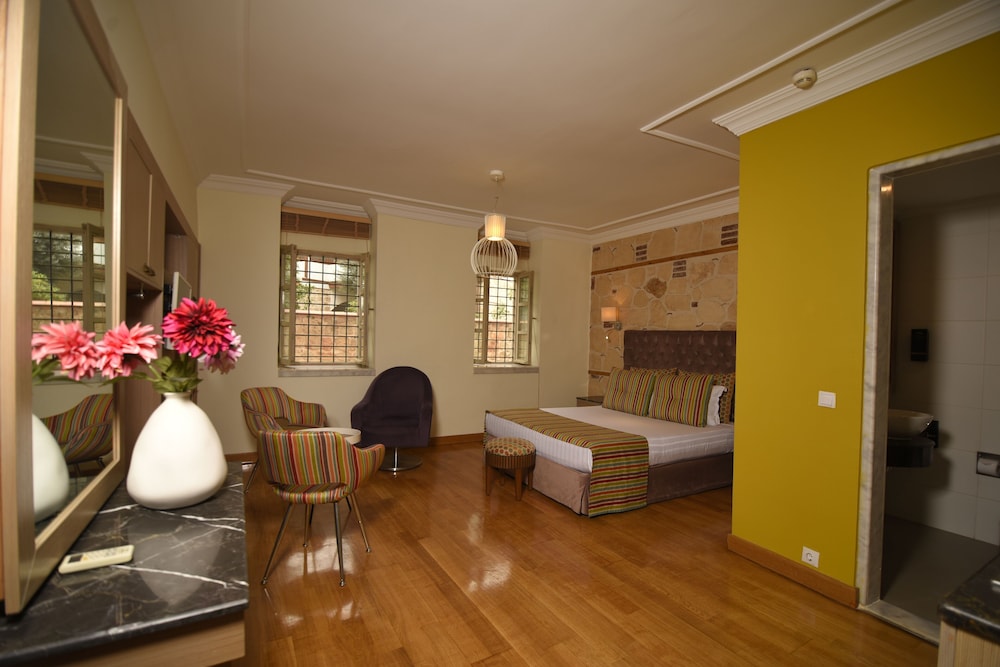 Colorful Studio Flat near Hadrian’s Gate