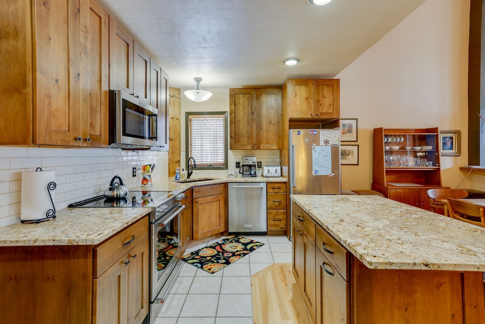 Granby Condo w/ Private Hot Tub < 1 Mi to Ski Lift view 3