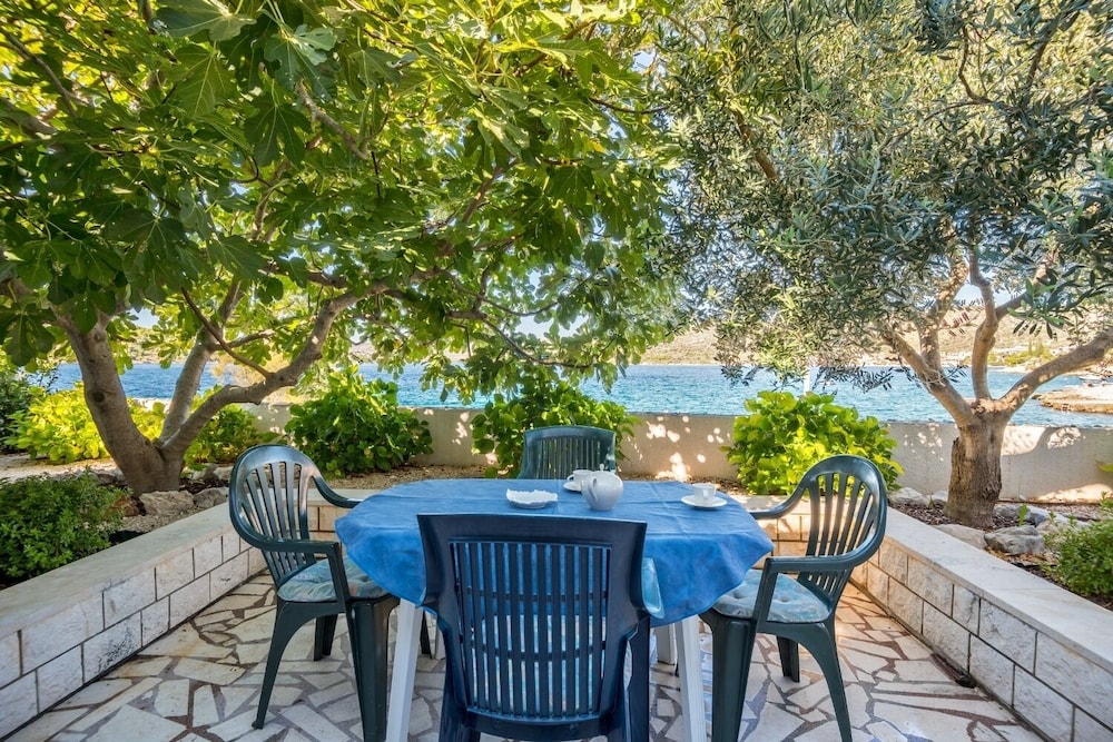 Modri Dragulj - With Pool - A1