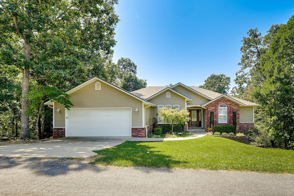 Bella Vista Vacation Rental w/ Private Back Deck!