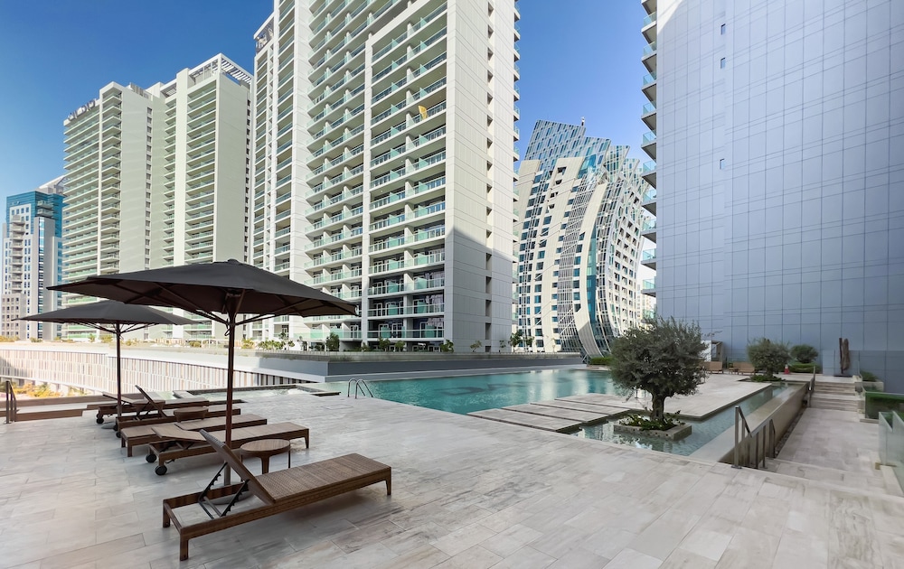 1 BR Apt walking distance to Dubai Mall