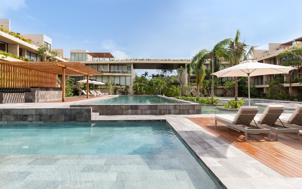 Elegant 2 Units in one 3BR Stunning Pools Best Amenities Wifi Concierge