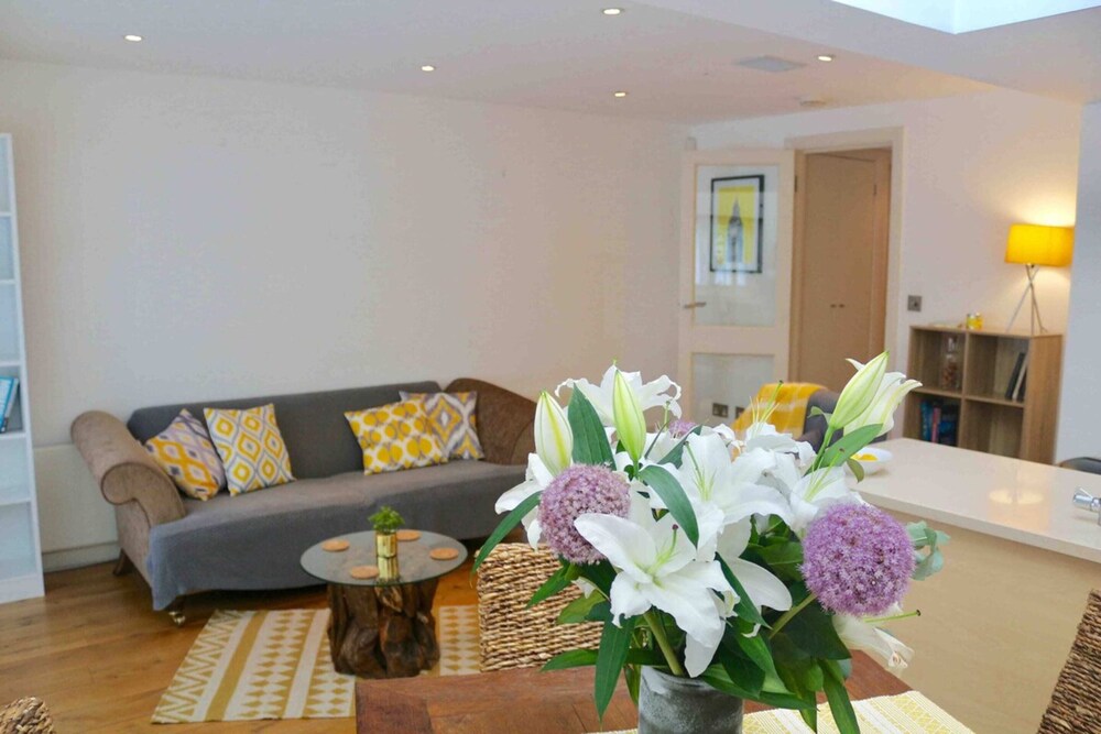 Pleasant, Intimate Flat With Backyard in Battersea
