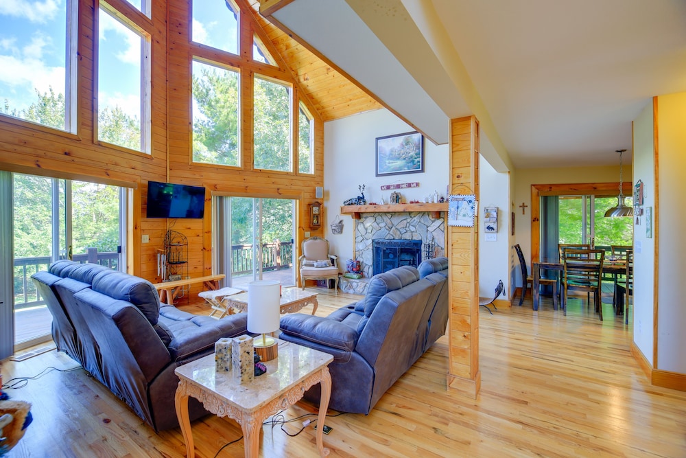 Piney Creek Cabin w/ Deck, Grill & Mountain Views!