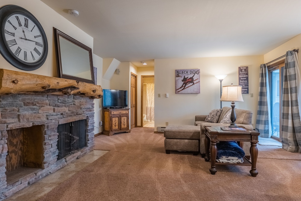 1100 Flying Dutchman 1 Bedroom Condo by RedAwning