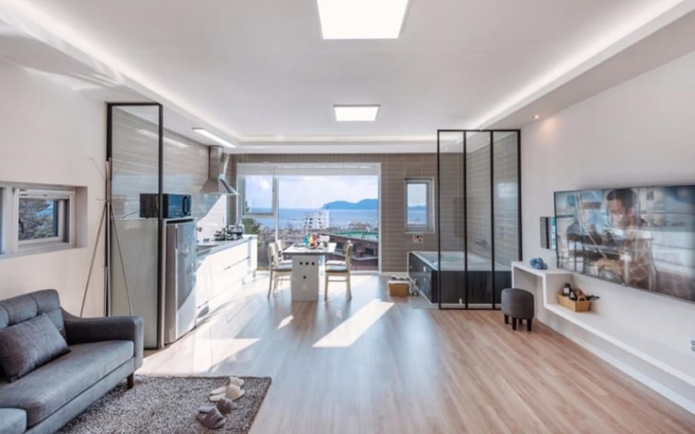 Geoje Island Lovelyan Pension