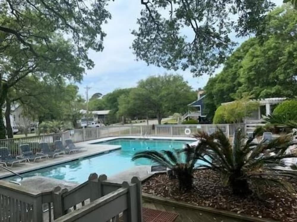 Sea Grove 2 Bedroom Condo by Redawning
