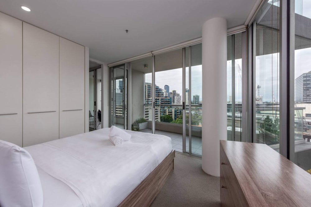 Convenient 2-bedroom Apt in Docklands With Pool