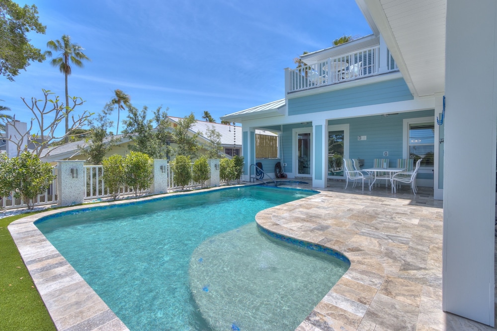 Dream Vacation 2 Bedroom Home by Redawning