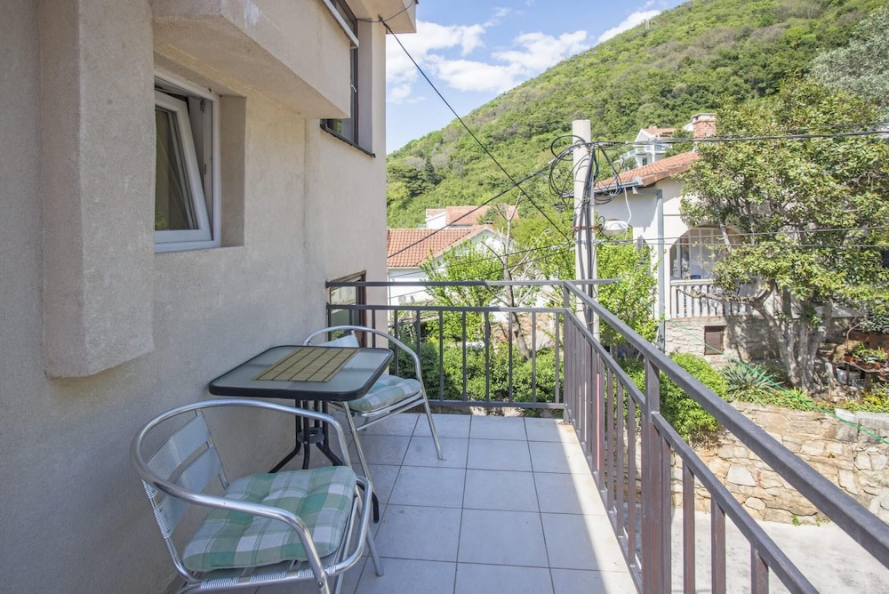 Chic Studio Flat With Balcony Near Beach in Tivat photo 2