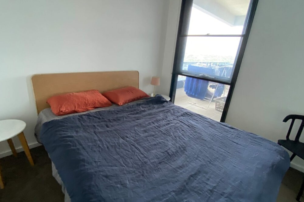 Stylish Unit in Abbotsford w/ Pool, Gym & Parking!