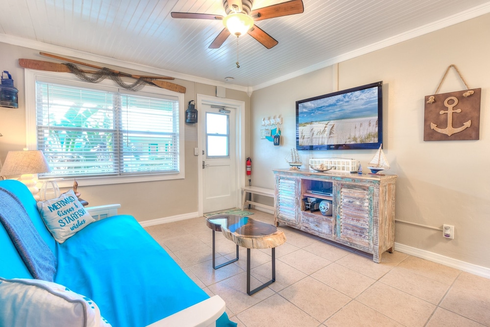 Tropic Terrace #32 - Beachfront Rental 1 Bedroom Apts by RedAwning