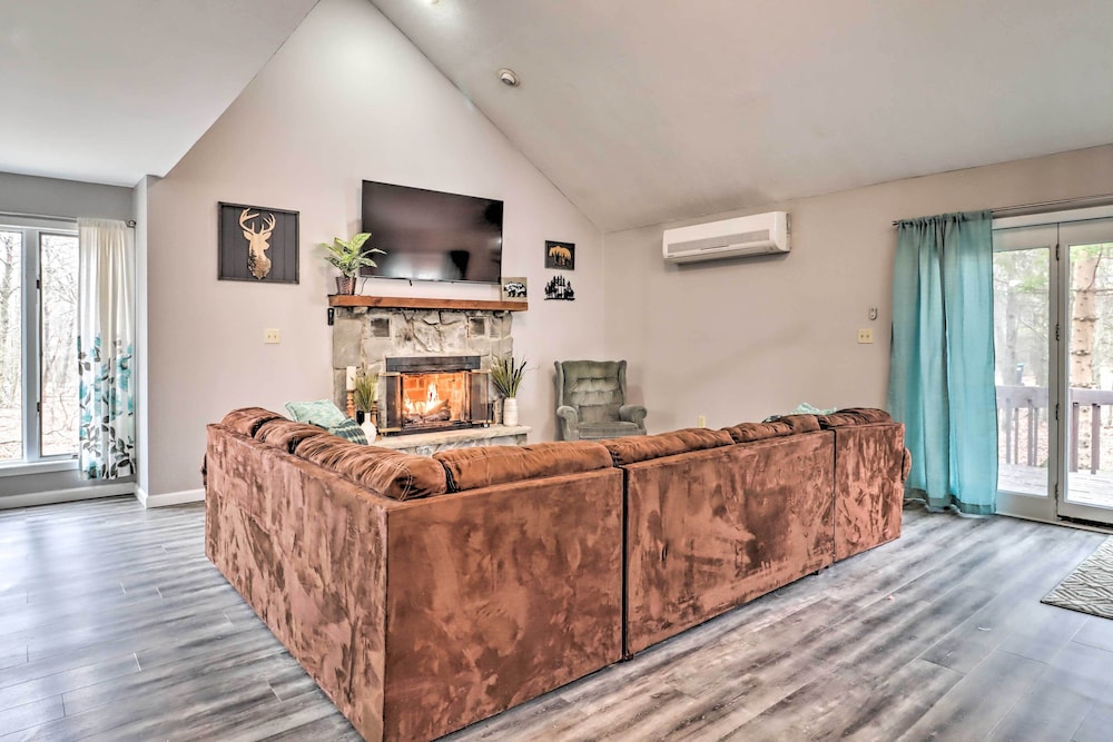 Cozy Poconos Escape: Pool Access & Pet-friendly!