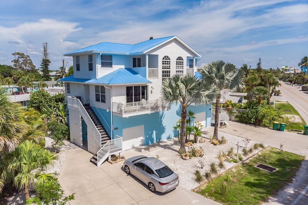 Sunset Views + Steps From The Beach 2 Bedroom Duplex by RedAwning