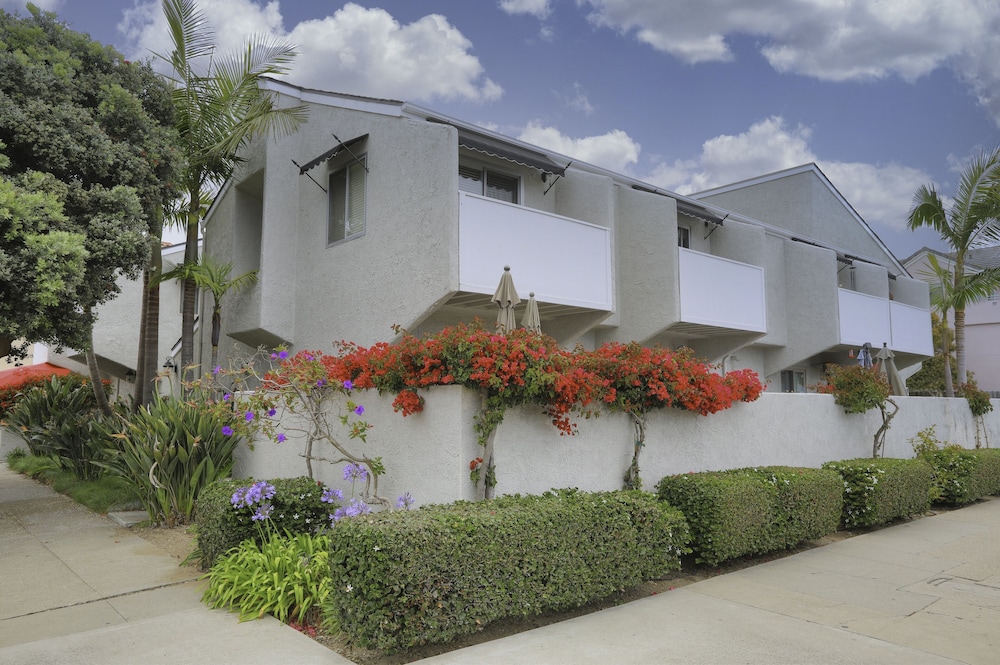 220 #7 Ocean View Ave 2 Bedroom Condo by Redawning