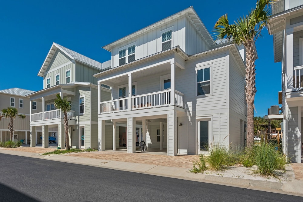 The Big Easy 4 Bedroom Home by RedAwning
