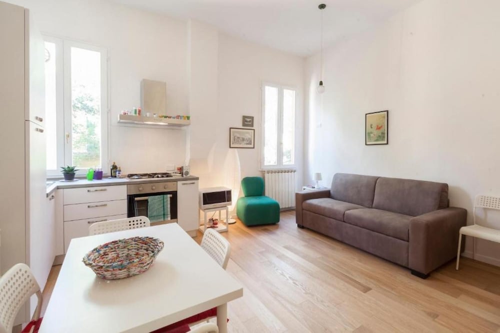 Mirasole in Bologna With 1 Bedrooms and 1 Bathrooms