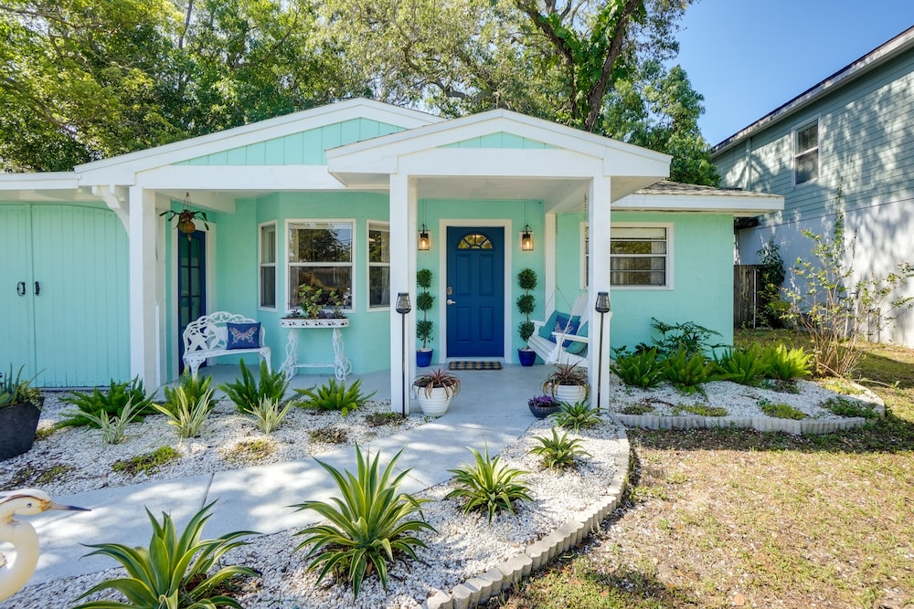 Dreamy Palm Harbor Cottage, Steps to Crystal Beach
