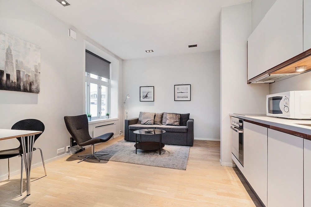 Newly Redecorated 1 Bedroom