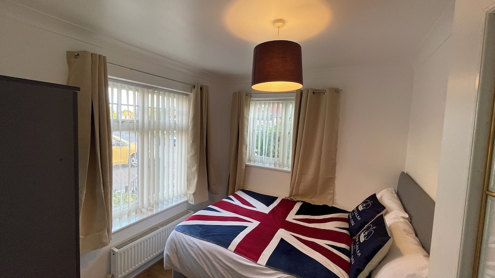Stylish house for contractors + family, NEC, HS2