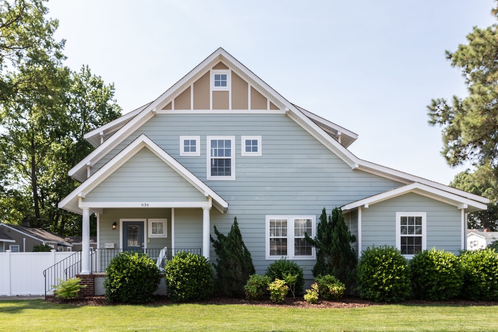 Newly Renovated Beach Cottage Walking Distance to Virginia Beach Oceanfront and Boardwalk