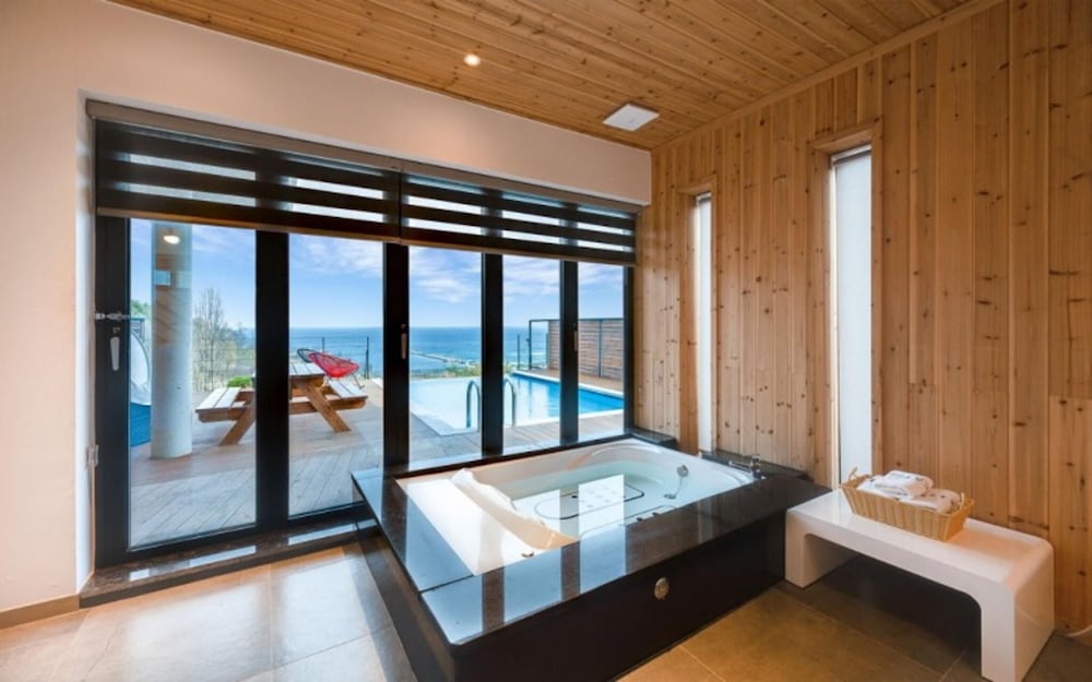 Uljin Beatrice Pool Villa